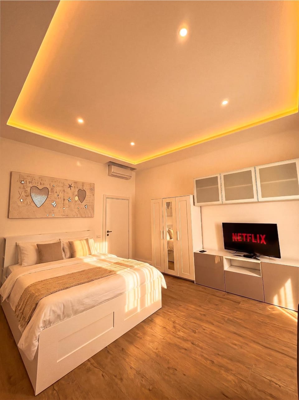 Bed, TV and multimedia, Photo of the whole room, Bedroom, wardrobe