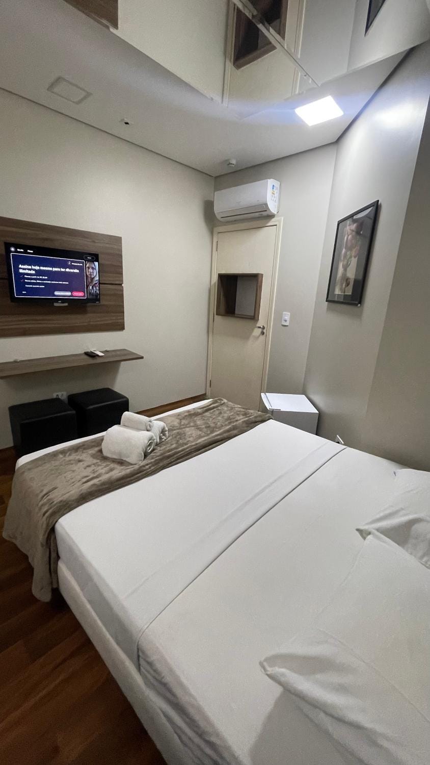 Bed, TV and multimedia, Photo of the whole room, Bedroom, towels, air conditioner