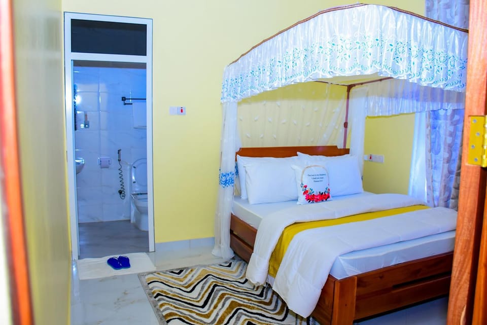 Shower, Bed, Bathroom, Photo of the whole room, Bedroom, towels