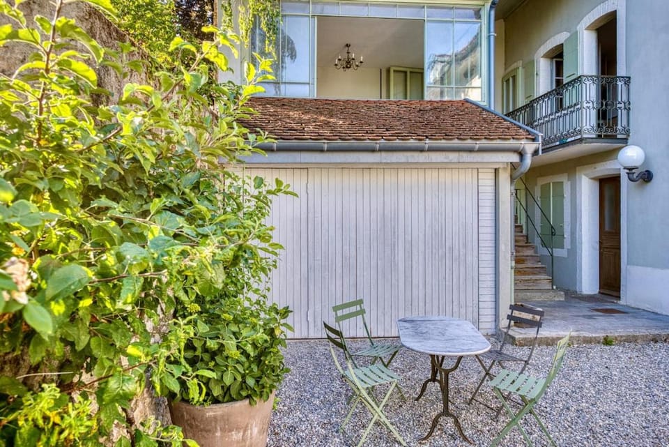 Property building, Patio, Dining area