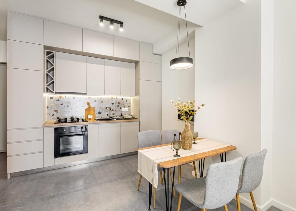 Kitchen or kitchenette, Dining area