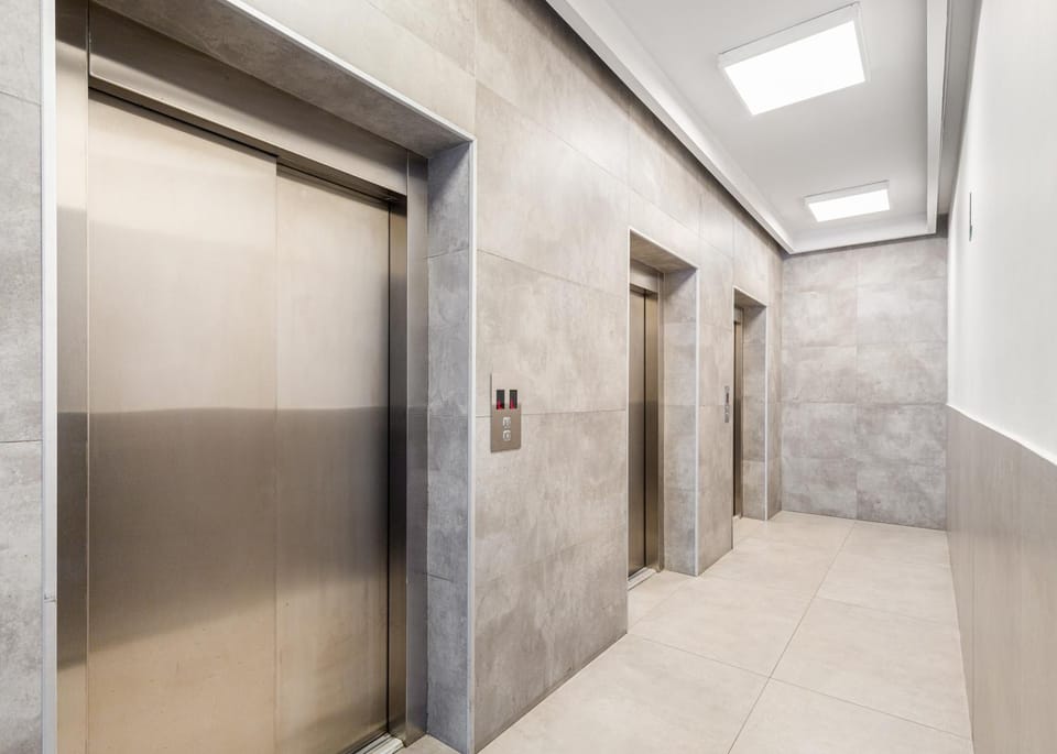 Area and facilities, elevator