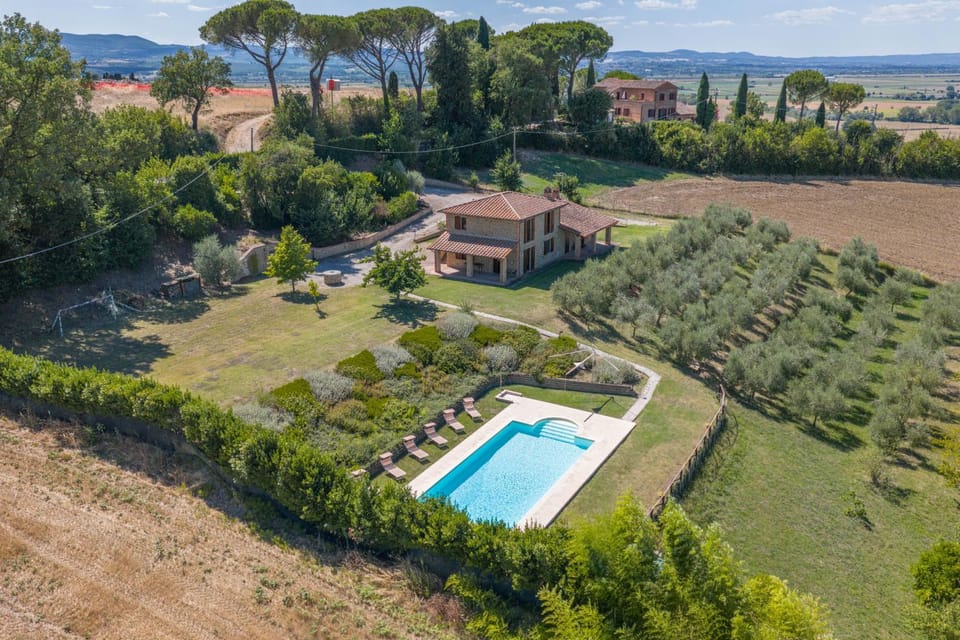 Property building, Day, Natural landscape, Bird's eye view, Garden, Garden view, Pool view, Swimming pool, sunbed