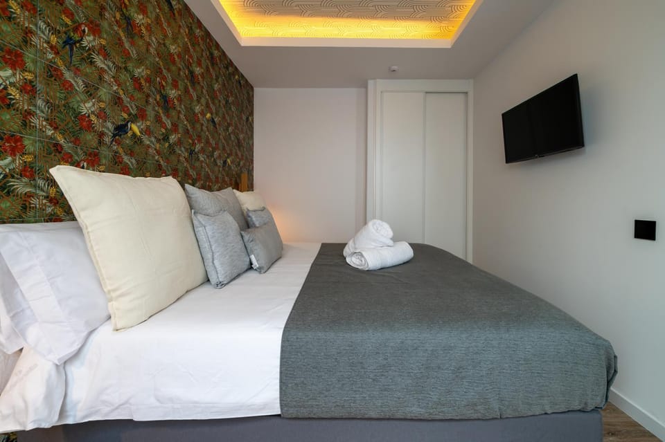 Bed, TV and multimedia, Bedroom, towels, wardrobe