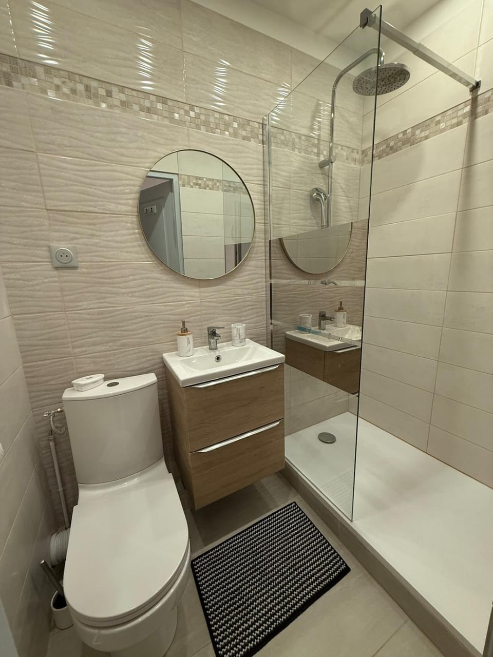 Shower, Toilet, Bathroom, towels