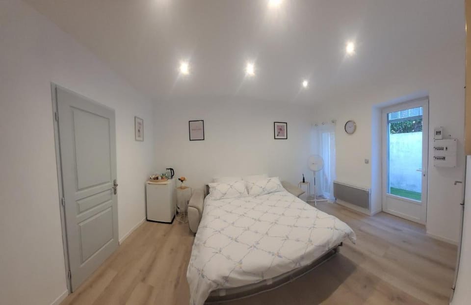 Bed, Photo of the whole room, Bedroom