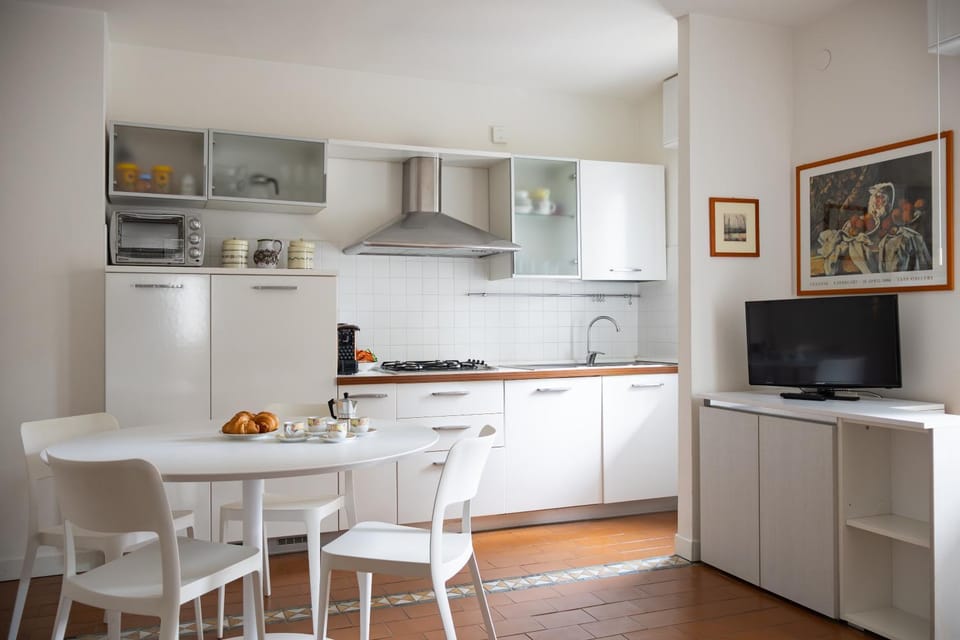 TV and multimedia, Kitchen or kitchenette, Dining area, dishwasher, oven, stove