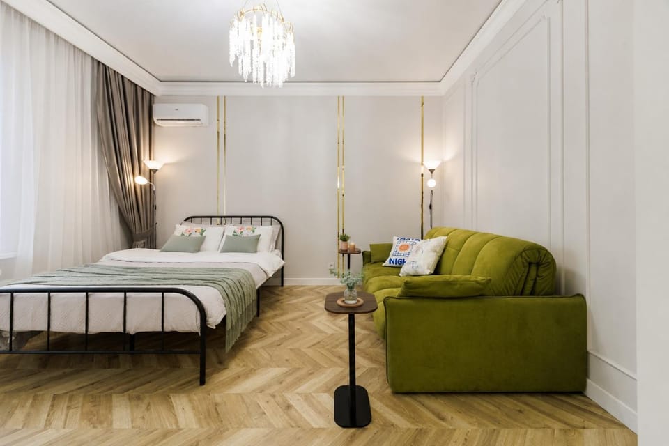 Bed, Living room, Photo of the whole room, Seating area, Bedroom