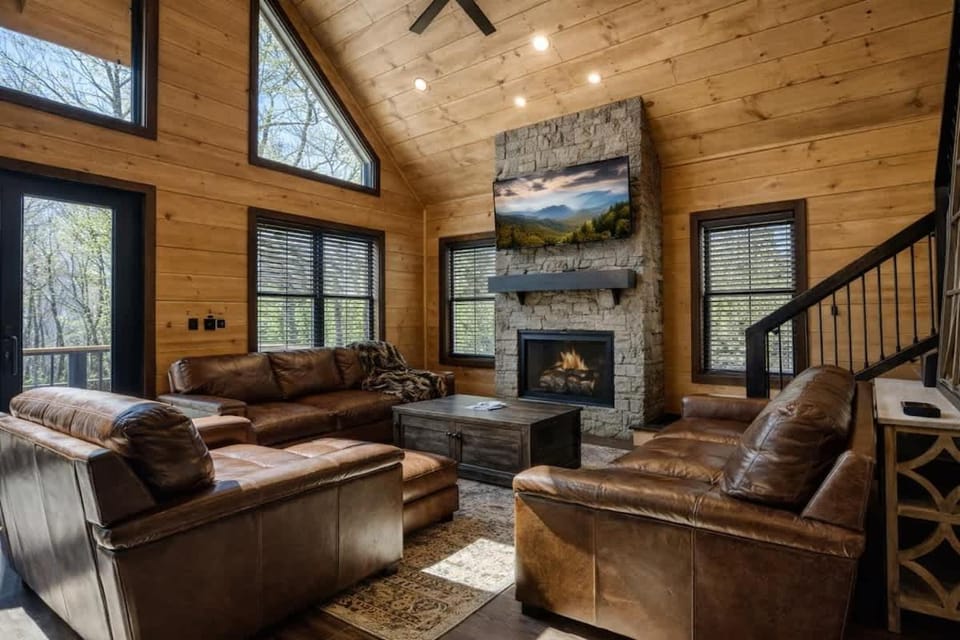 Luxury Cabin with Hot Tub & Smoky Mountain Views Cabin in Gatlinburg