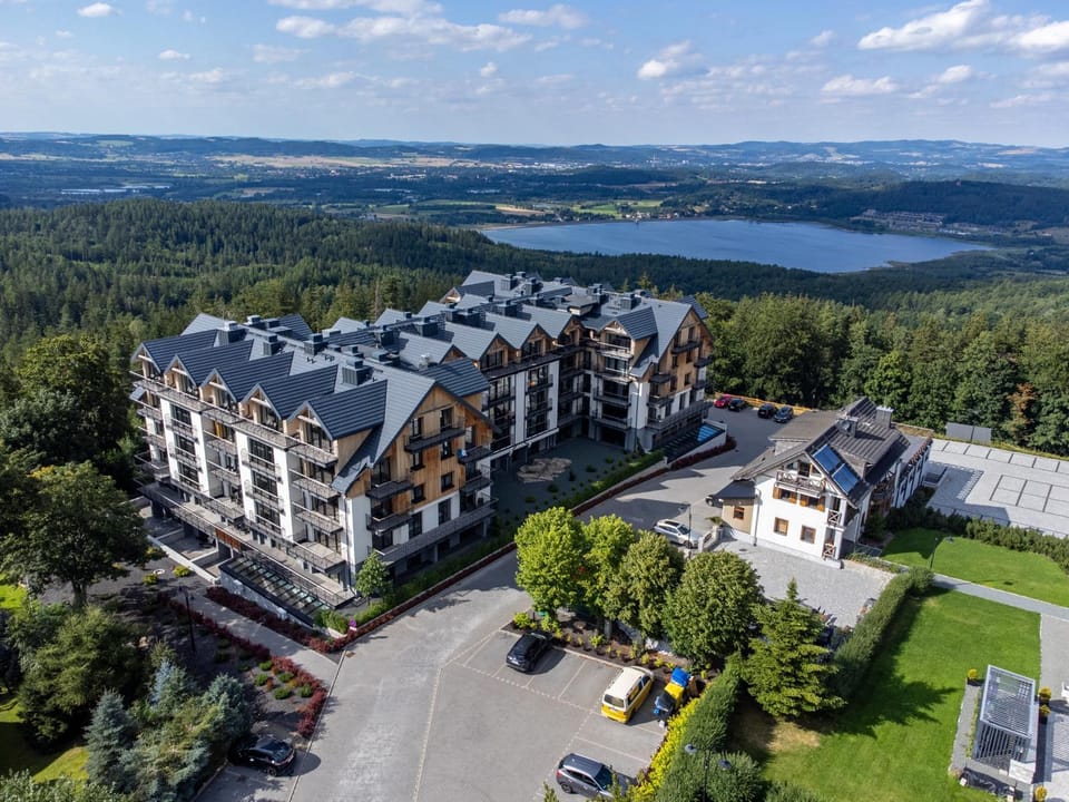 Property building, Day, Neighbourhood, Natural landscape, Bird's eye view, Lake view, Mountain view, Street view, Location, Parking
