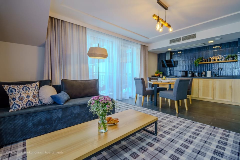 Living room, Food and drinks, Seating area, Drinks