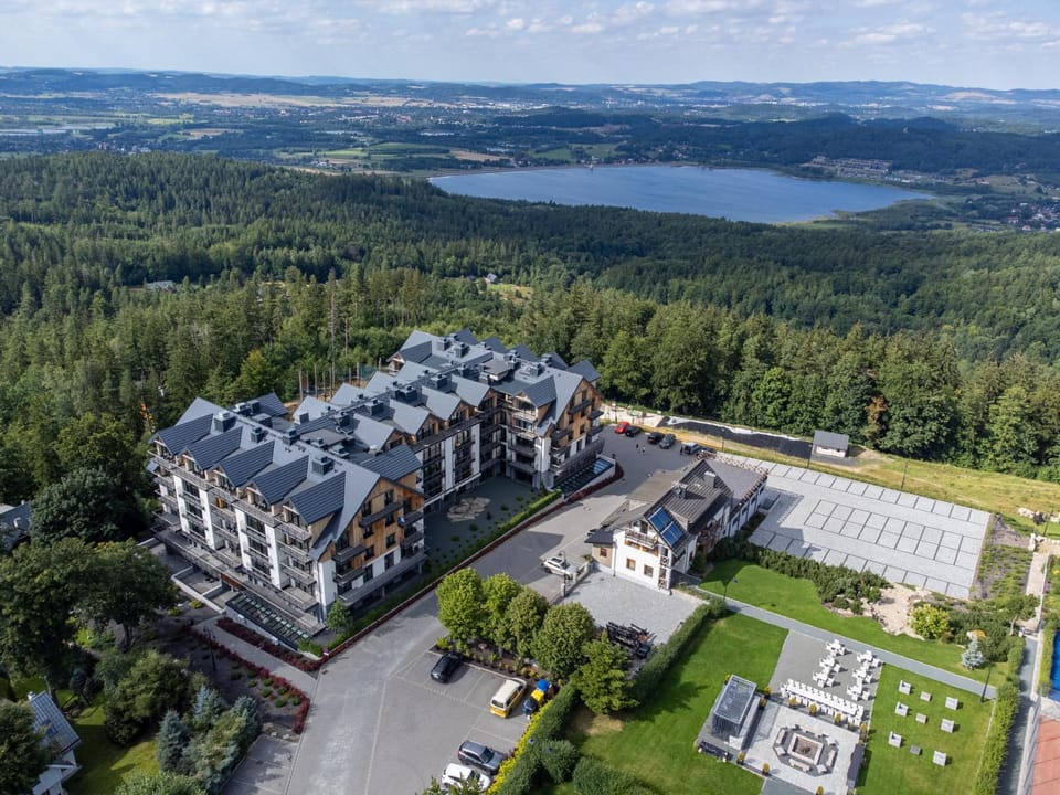 Property building, Day, Neighbourhood, Natural landscape, Bird's eye view, City view, Lake view, Mountain view