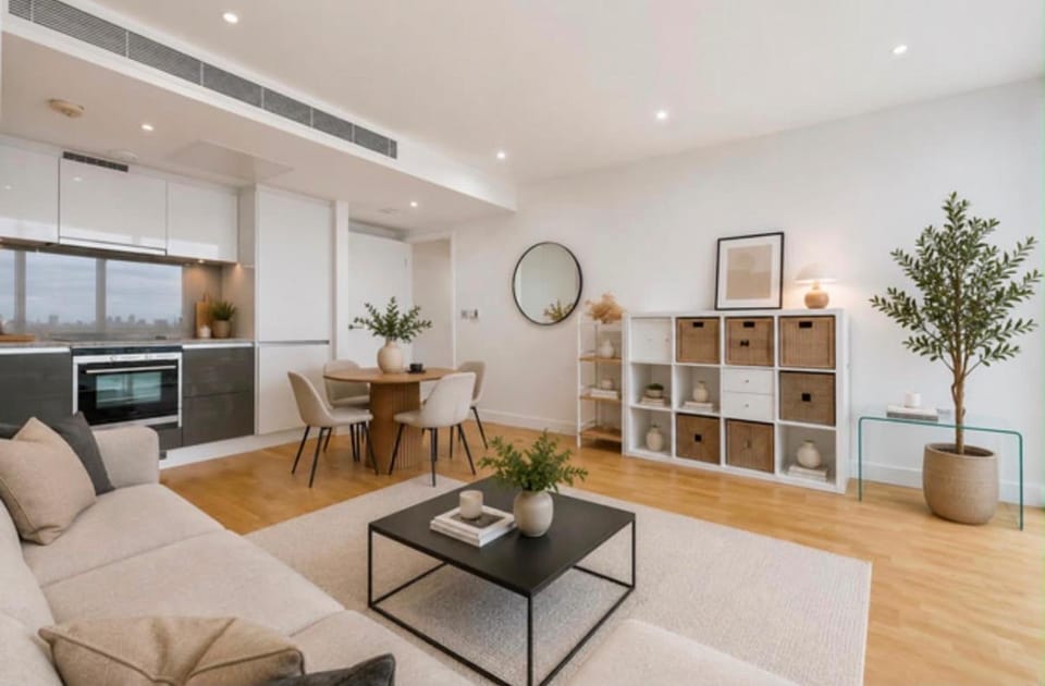 TV and multimedia, Kitchen or kitchenette, Living room, Seating area, oven