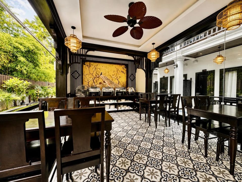 Property building, Restaurant/places to eat, Breakfast
