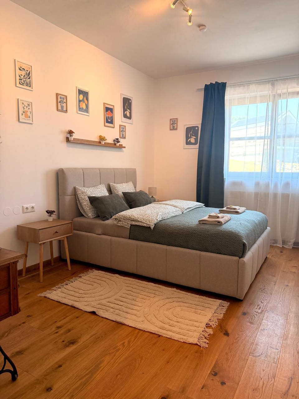 Bed, Living room, Photo of the whole room, Seating area, Bedroom