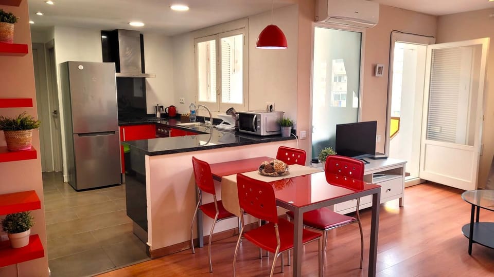 Kitchen or kitchenette, Dining area