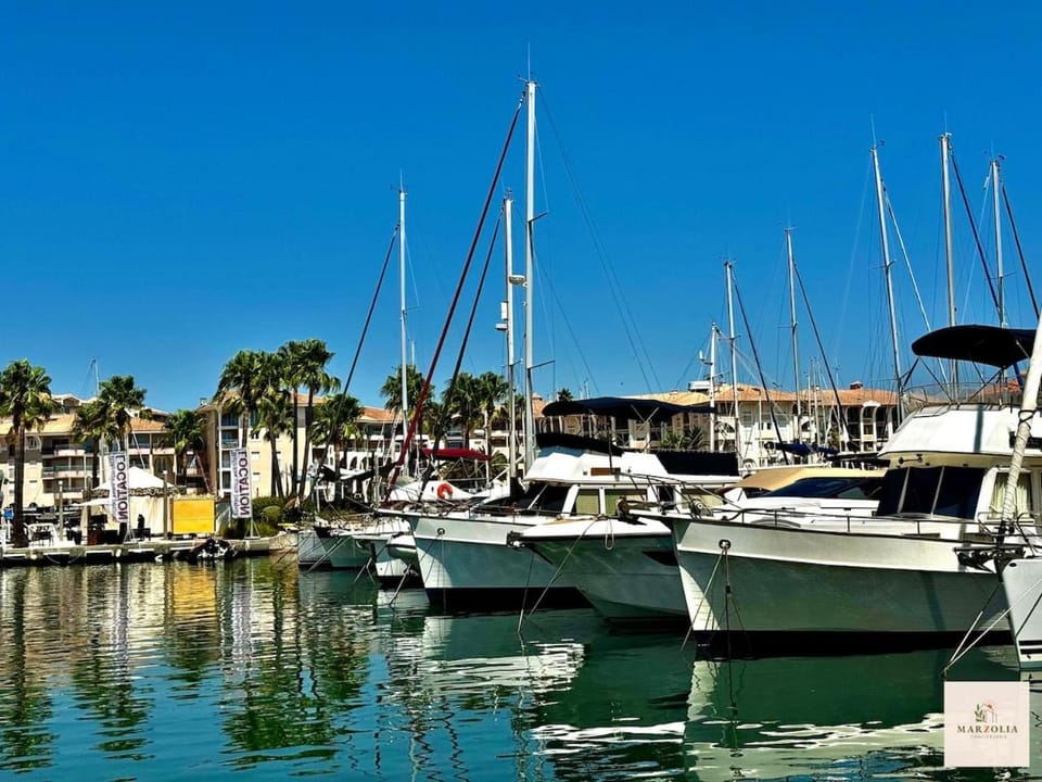 T3 Vue port panoramique, piscine, climatisé Apartment in Fréjus