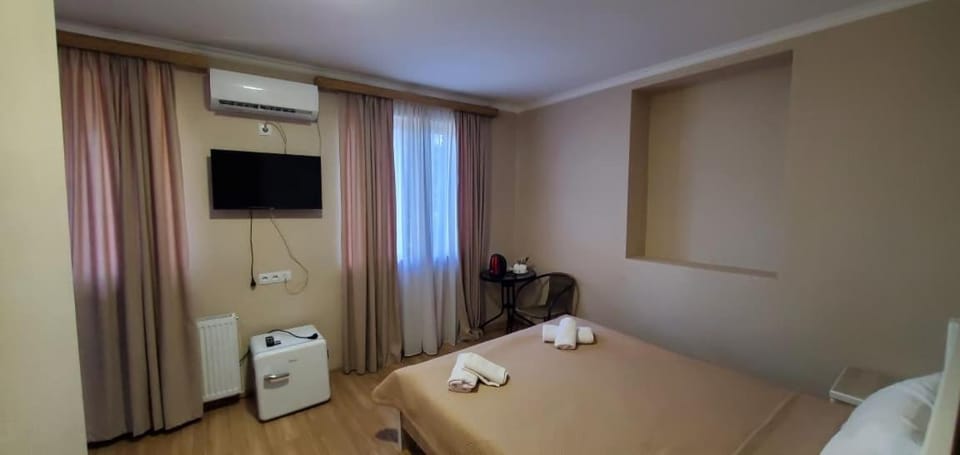 Bathroom, TV and multimedia, Bedroom, towels