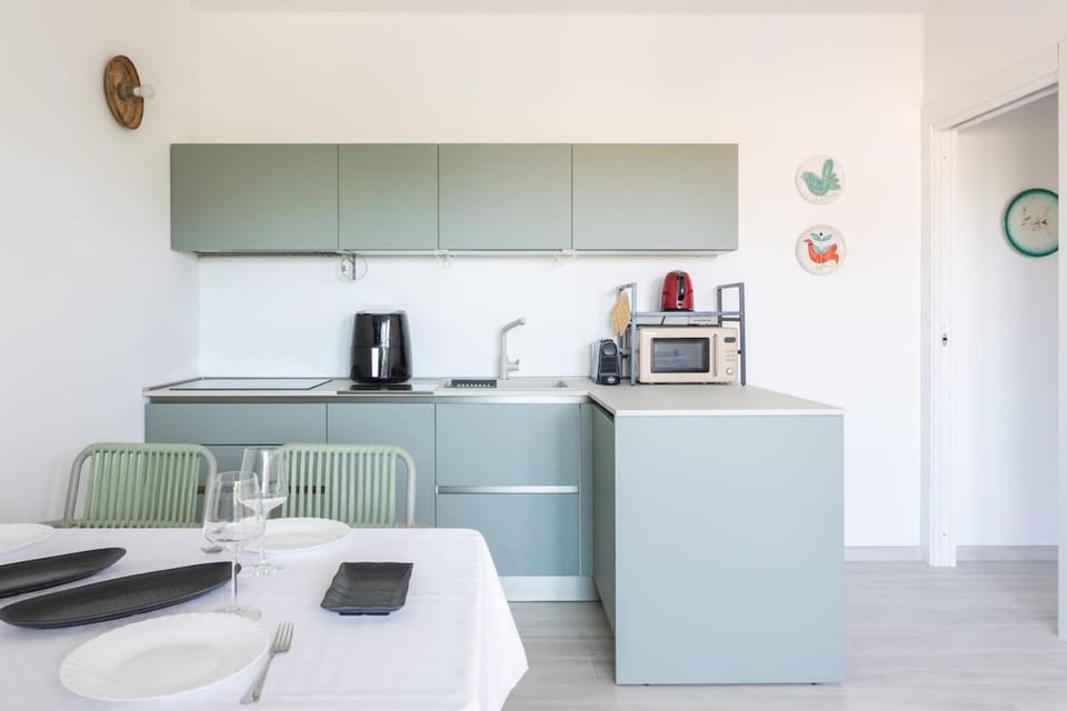 Coffee/tea facilities, Kitchen or kitchenette, Dining area, oven, stove, toaster