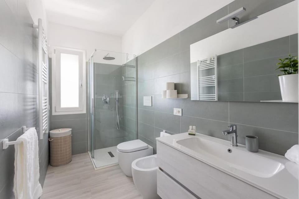 Shower, Toilet, Bathroom, Bath, bidet, towels