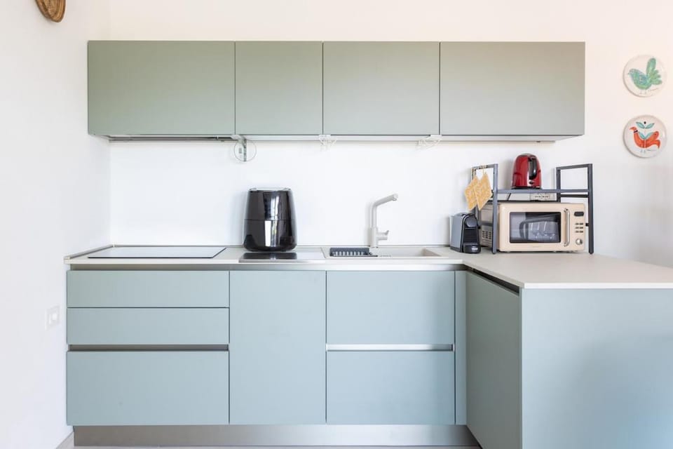 Coffee/tea facilities, Kitchen or kitchenette, stove, toaster