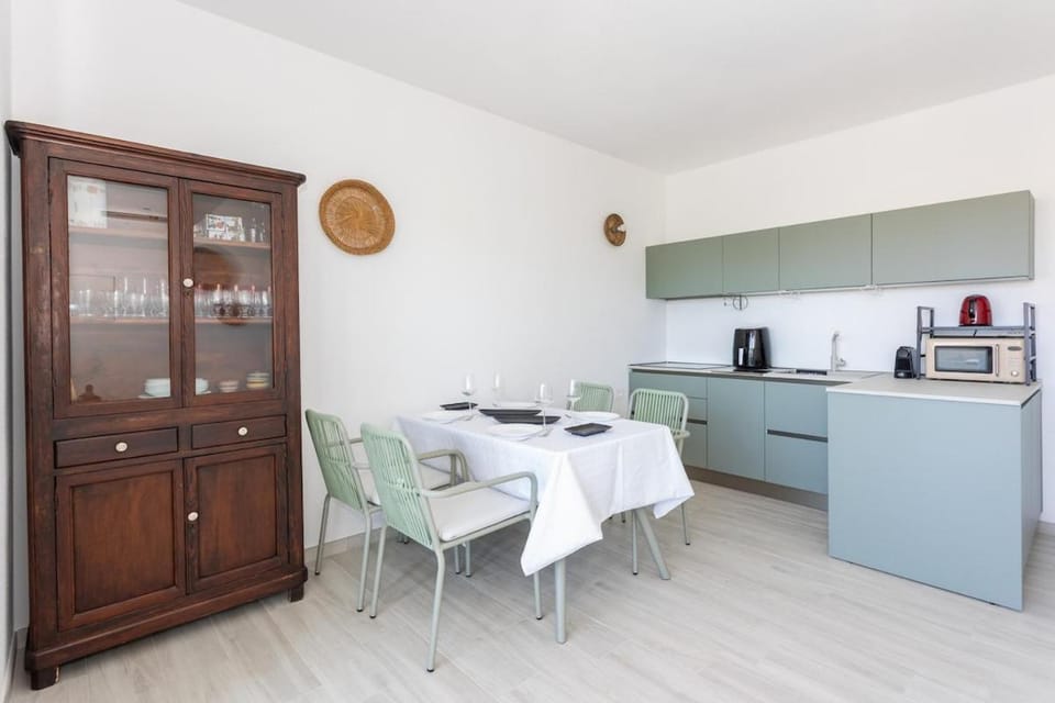 Coffee/tea facilities, Kitchen or kitchenette, Dining area, oven, stove
