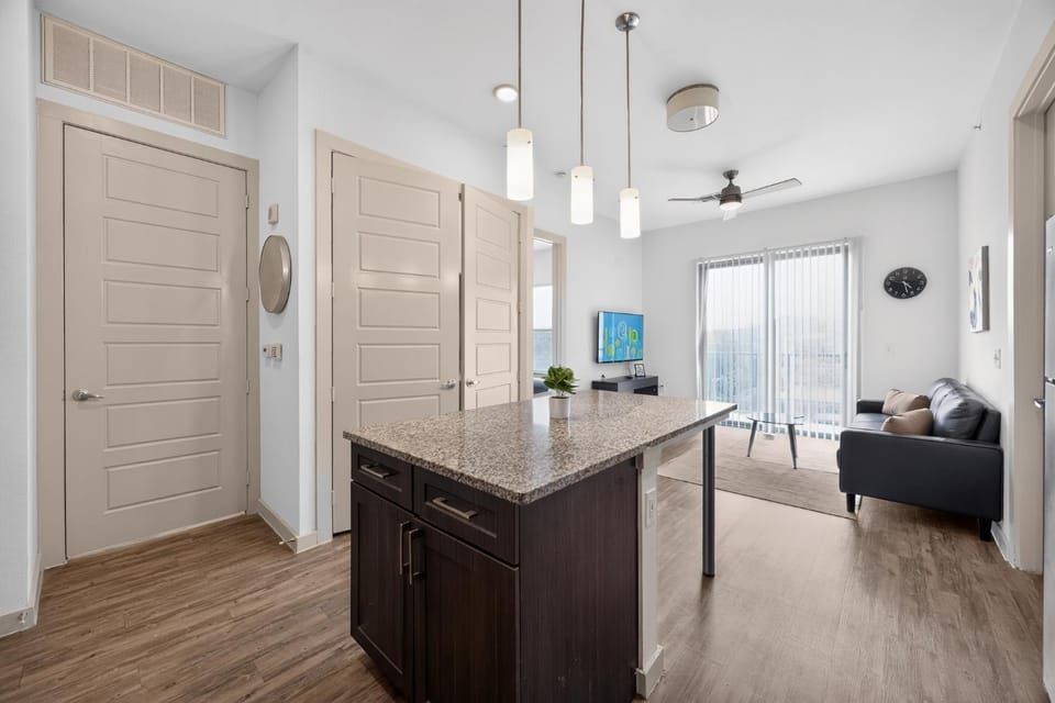 Spacious 2BR with Open Living Area Apartment in Dallas