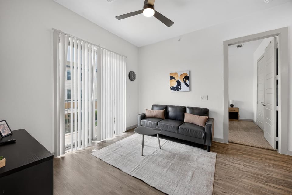 Spacious 2BR with Open Living Area Apartment in Dallas