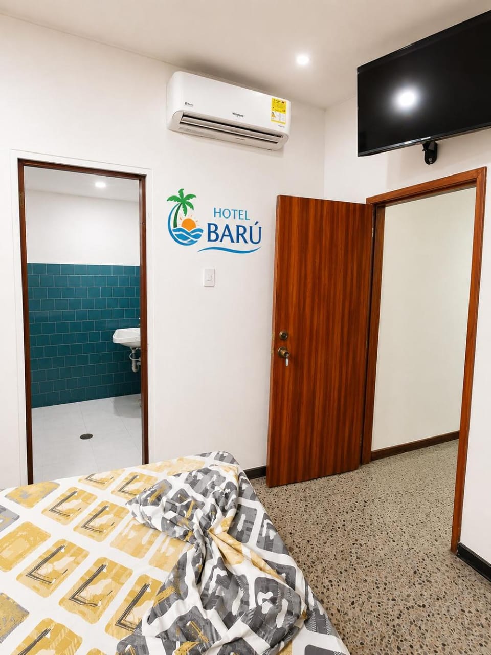 Bed, TV and multimedia, air conditioner