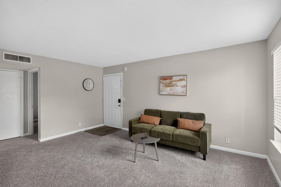 Preakness Modern 2BR Stay Apartment in Hermitage