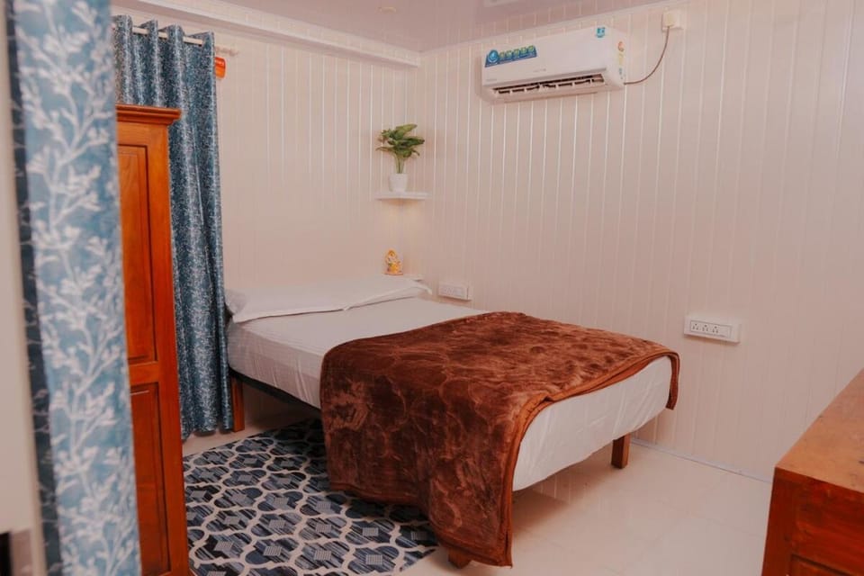 Bed, Photo of the whole room, Bedroom, air conditioner