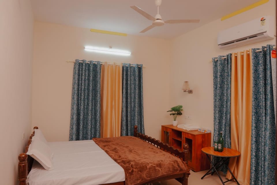 Bed, Photo of the whole room, Bedroom, air conditioner