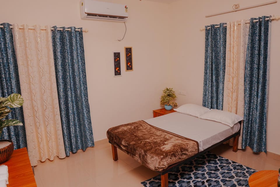 Bed, Photo of the whole room, Bedroom, air conditioner
