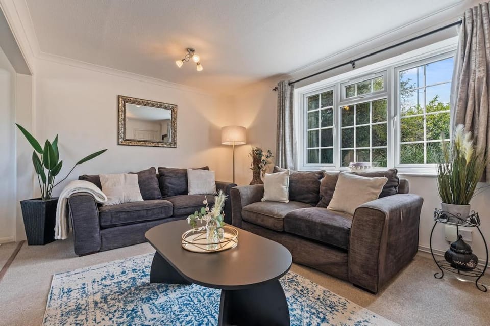 Maidenhead - Spacious 5 Bed - 7 beds, Free parking, Sleeps 9 House in Maidenhead