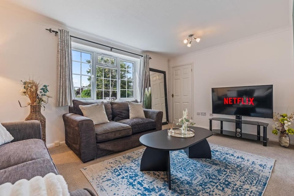Maidenhead - Spacious 5 Bed - 7 beds, Free parking, Sleeps 9 House in Maidenhead