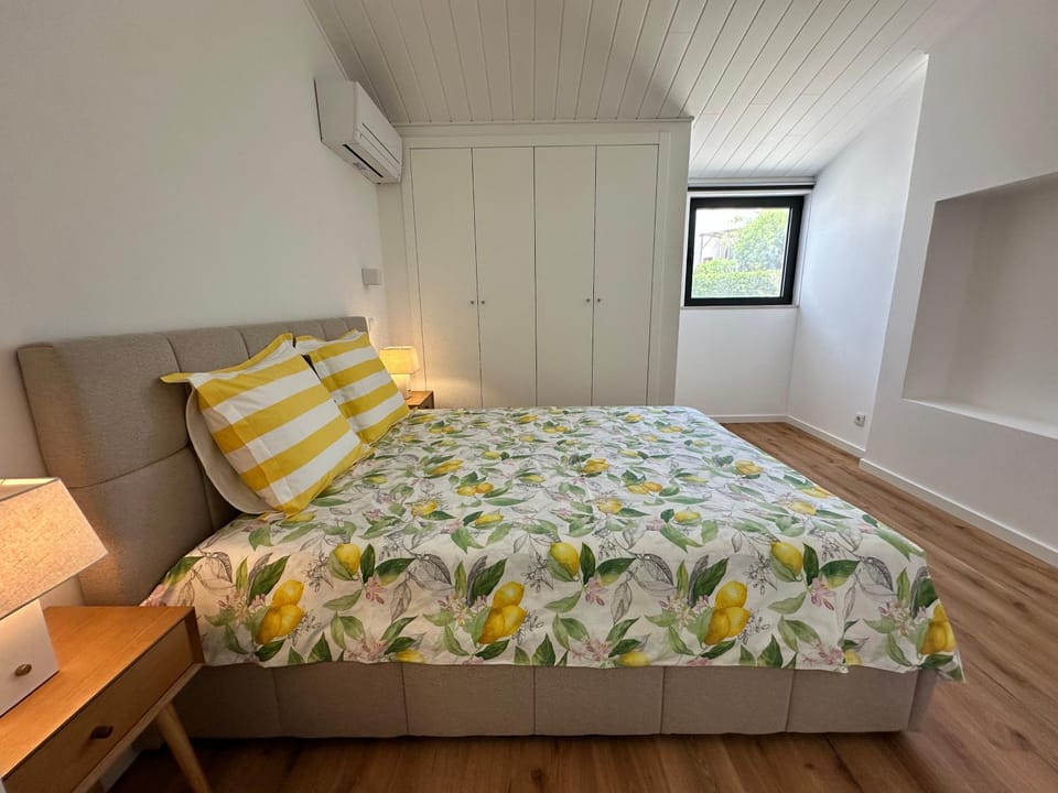 Bed, Photo of the whole room, Bedroom, air conditioner