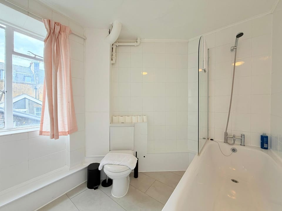 Shower, Toilet, Bathroom, Bath, towels