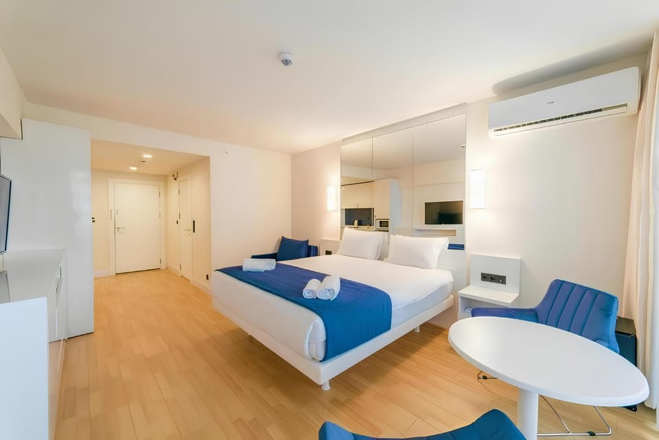 Communal lounge/ TV room, Bed, TV and multimedia, Living room, Photo of the whole room, Seating area, Evening entertainment, Bedroom, towels, air conditioner