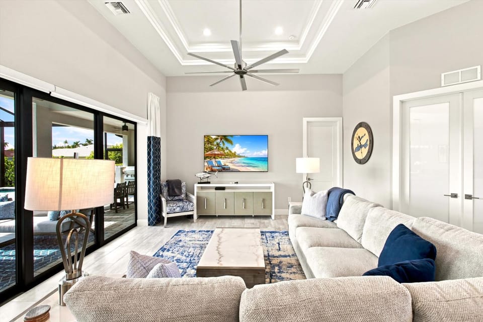 Gorgeous 3 Bedroom Marco Island Home with Private Pool and Outdoor Kitchen House in Marco Island
