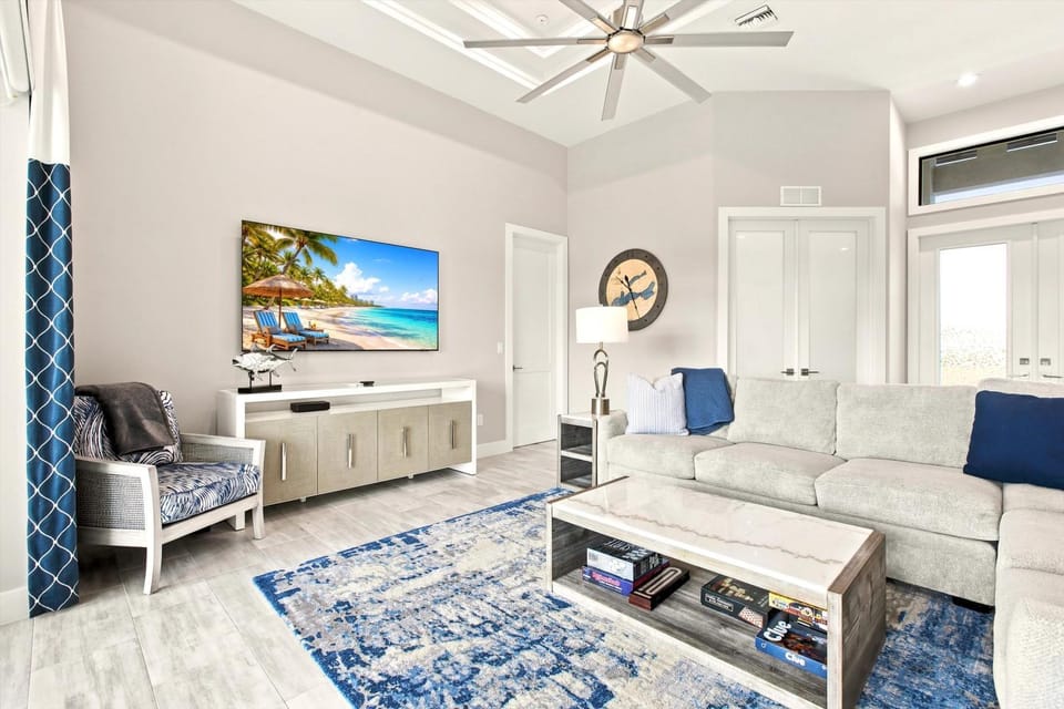 Gorgeous 3 Bedroom Marco Island Home with Private Pool and Outdoor Kitchen House in Marco Island