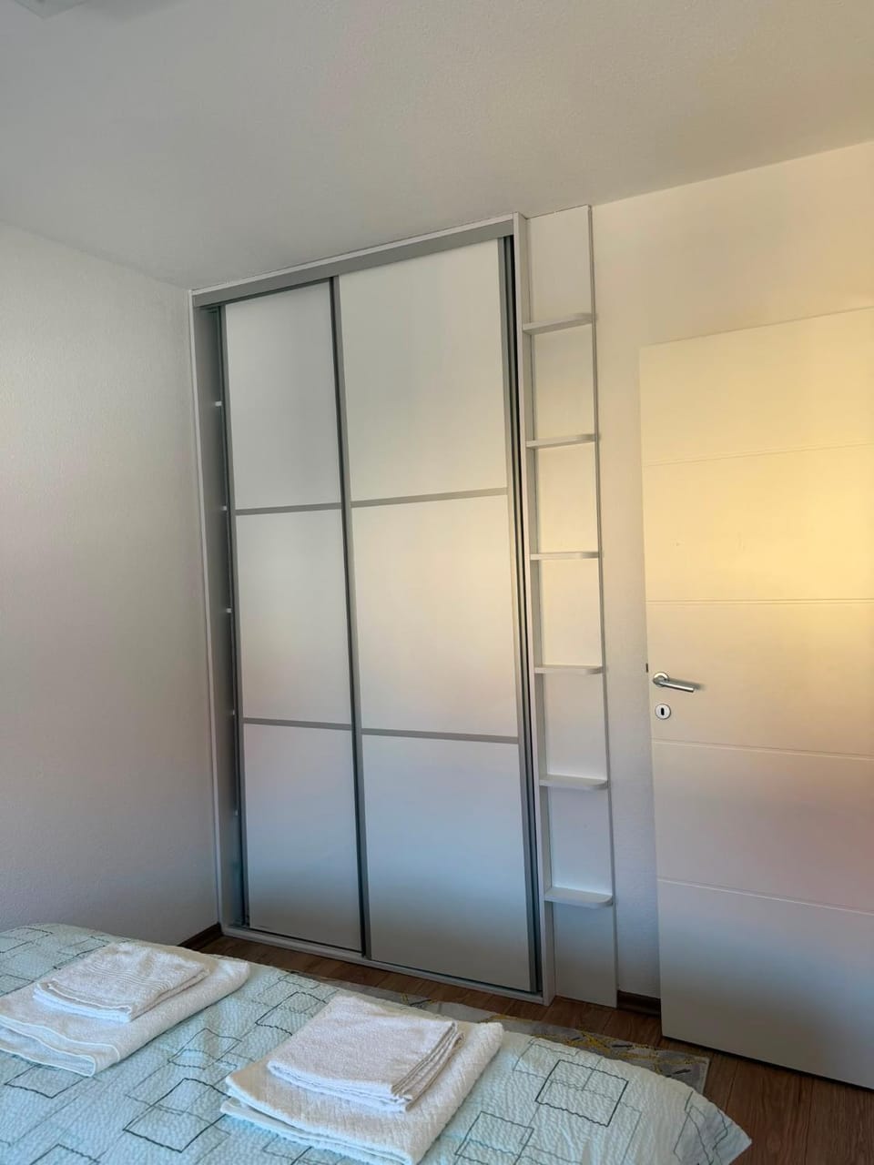 Photo of the whole room, Bedroom, wardrobe