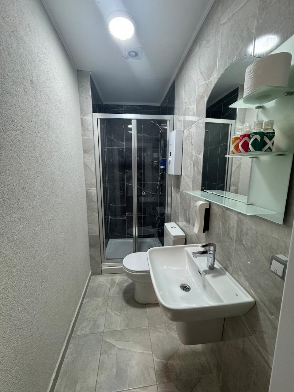 Shower, Toilet, towels