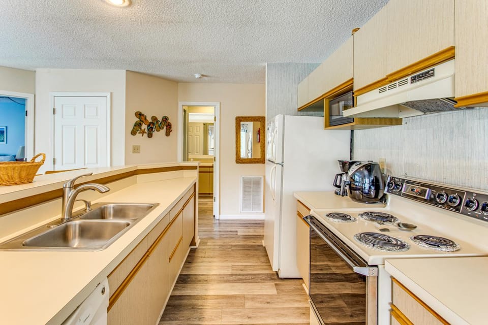 Near Golf! Waterfront Unit w/ Pool in Sunset Beach House in Calabash