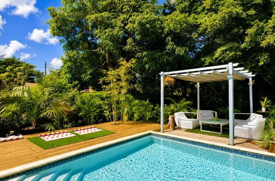 The Ultimate Miami Oasis Private Resort-Style Pool Villa Near Beaches House in Golden Glades