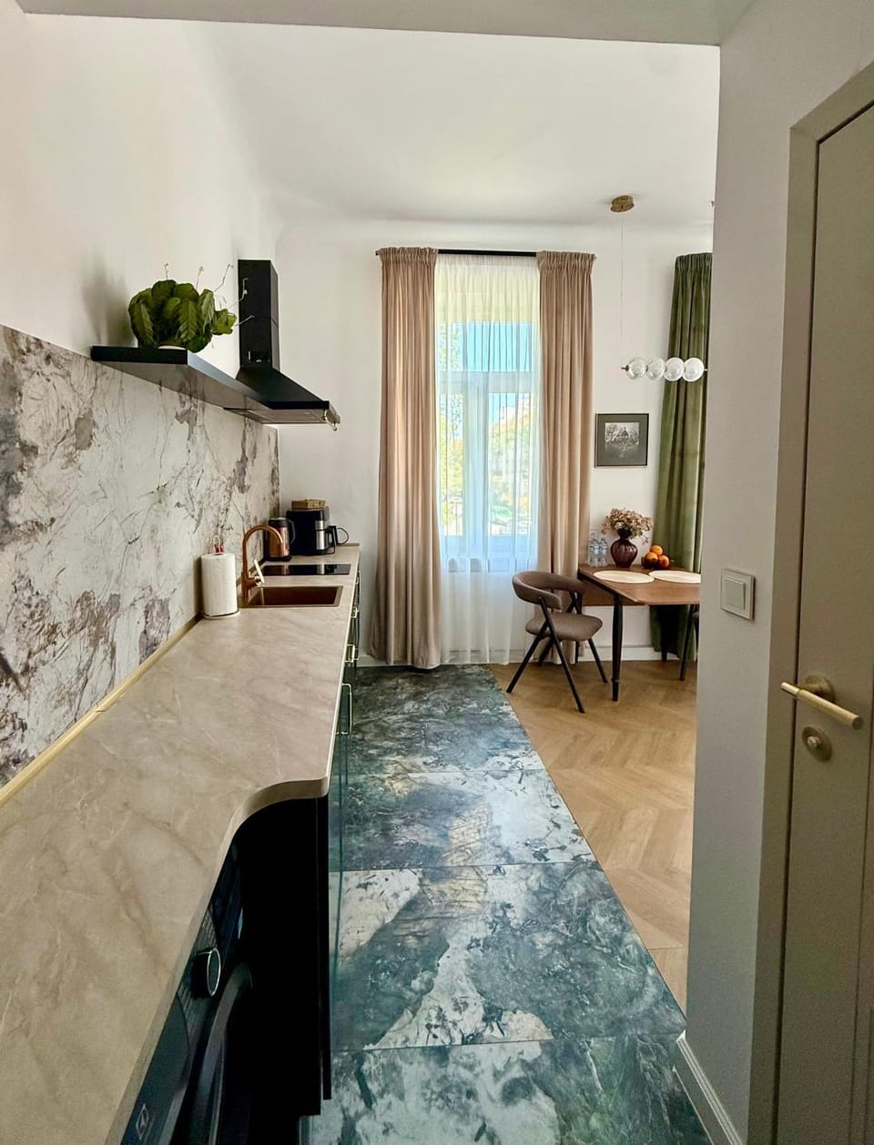 Kitchen or kitchenette, Dining area