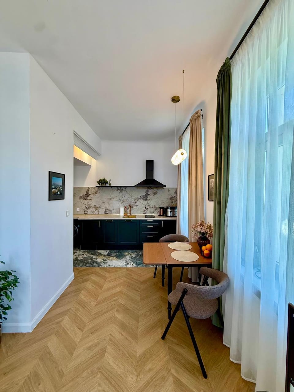 Kitchen or kitchenette, Dining area