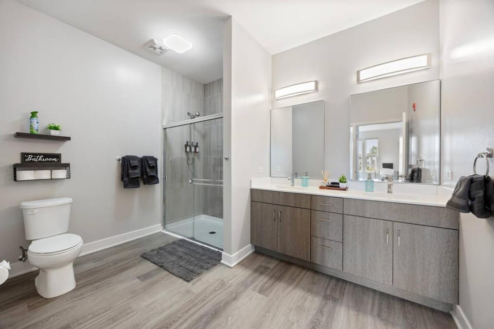 Shower, Toilet, Bathroom, towels