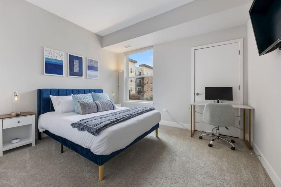 Bed, TV and multimedia, Bedroom