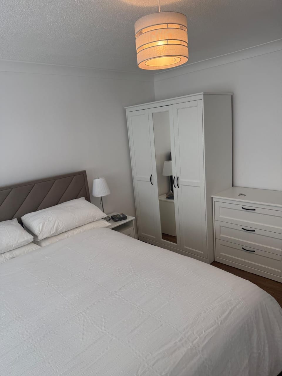 Apartment Sleeps 6 with Parking Apartment in Harrow