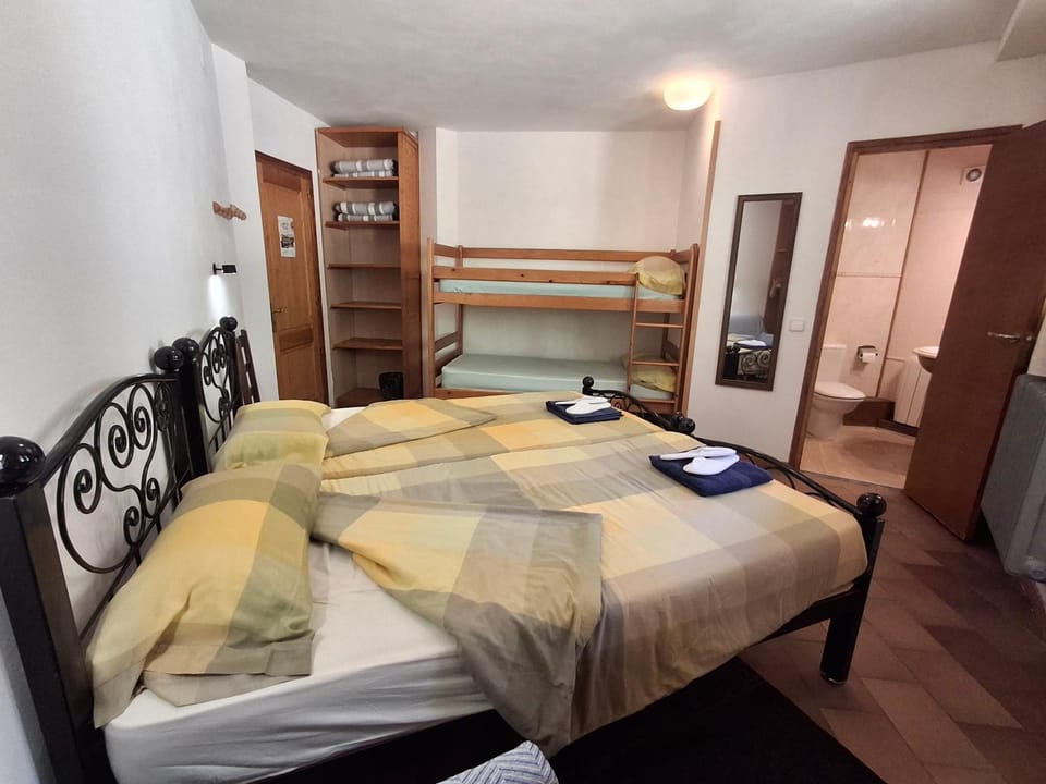Setcases-Vallter Hostal Mitja Pensió 5 Bed and Breakfast in Ripollès